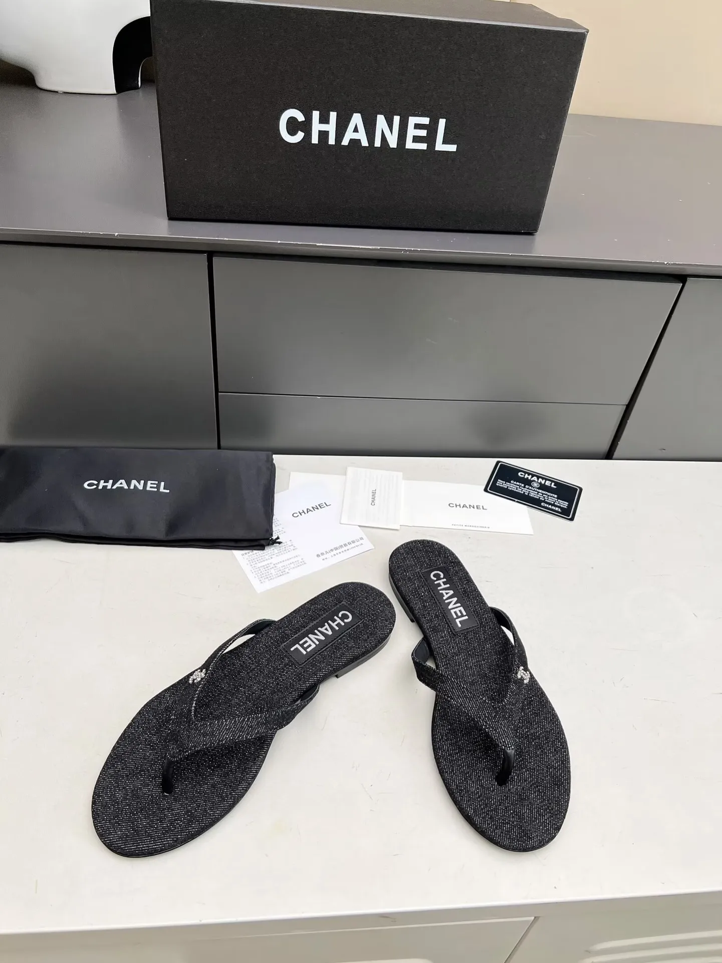 👟👟Ex-factory price 380👟👟 Chanel new spring and summer genuine leather outsole flip-flops✅ I was really moved by this shoe when I first saw it💓 I liked it at first sight [surprised], 😊 and it has Chanel’s classic diamond logo💎 Fabric: imported cowhide 🐂 Denim, velvet Lining: cow lining Color: black Code number: 35-41 (41 can be customized and non-returnable) Outsole: Made of genuine leather outsole Packaging: with card, cloth bag